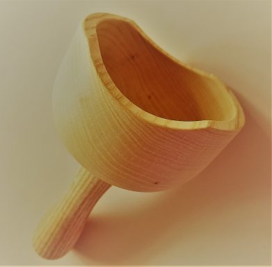 Holzlöffel mit breiter Schaufel und langem Griff.