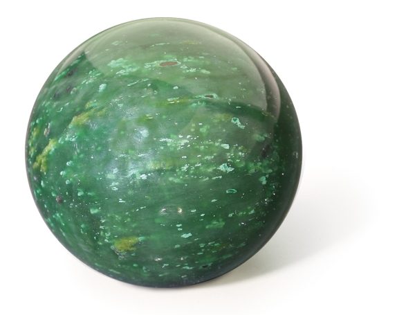 Grüne, marmorierte Kugel mit glatter Oberfläche und leichten Farbvariationen.