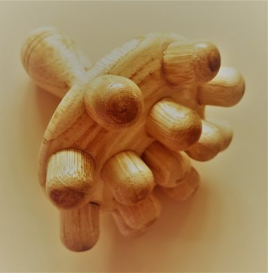 Holzmasseur mit mehreren runden Erhebungen zum Entspannen der Muskeln.