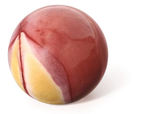 Rote und gelbe Marmor-Kugel mit glatter Oberfläche und attraktiven Farbverläufen.