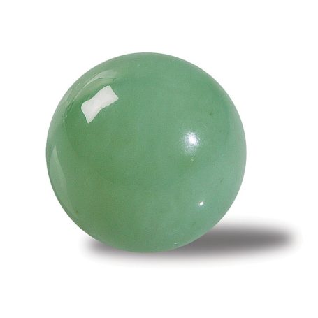 Grüne, glänzende Kugel aus Jade mit weicher Schattenbildung.
