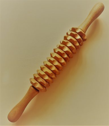 Holz-Wickelholz mit abgerundeten Rillen und Griffen an beiden Enden.